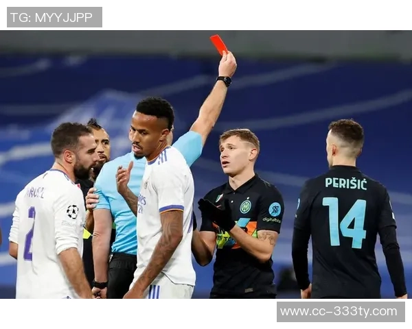 皇马球迷高举横幅抗议主席弗洛伦蒂诺接连失利引发的不满情绪