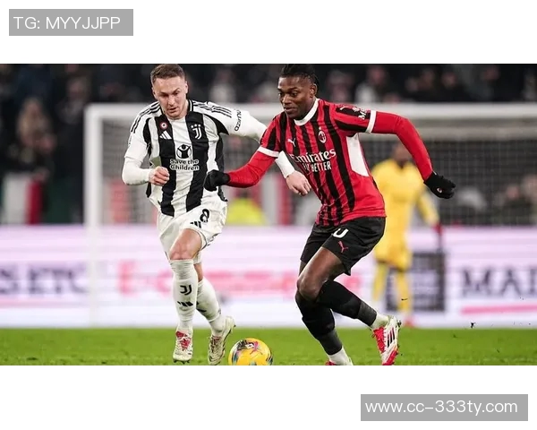 尤文16岁边锋埃利莫加莱随一线队训练展现莱奥相似技术特点